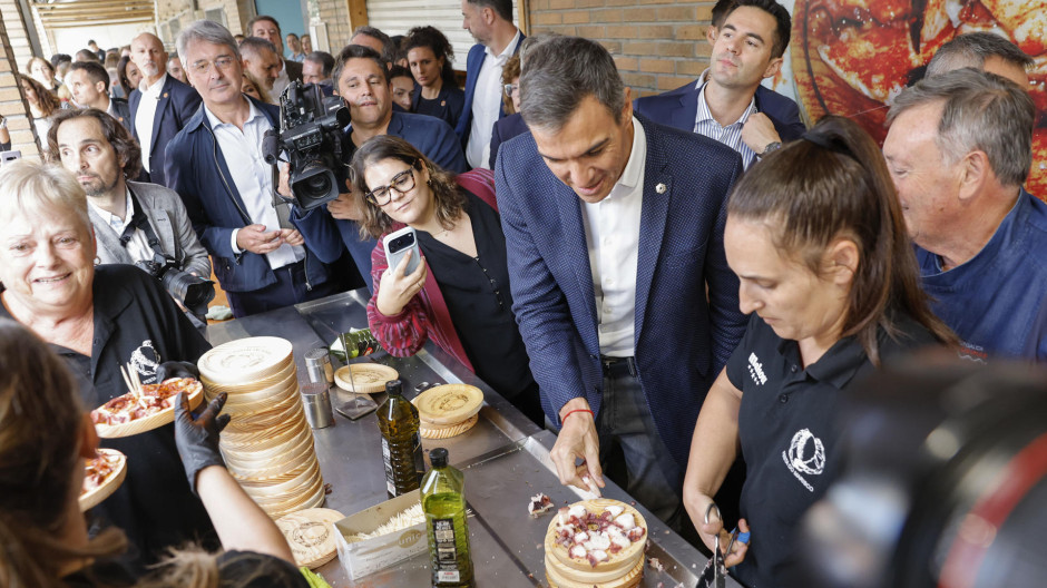 El presidente del Gobierno, Pedro Sánchez (2d), visita la 63 edición de la Feria del Marisco del Grove