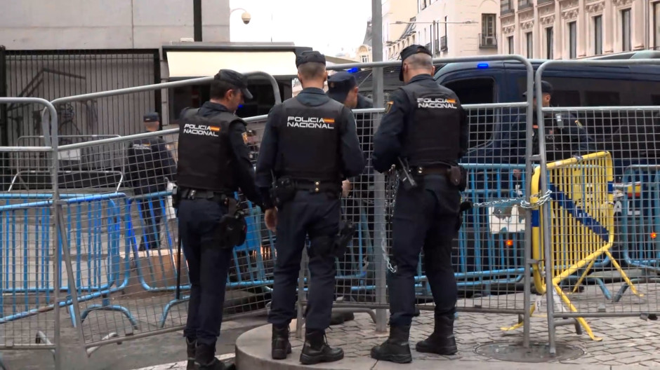 La Policía acordona el Congreso ante el riesgo de que los acampados de Sol rodeen la Cámara
