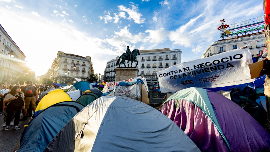 Decenas de personas acampadas, en la Puerta del Sol, a 1 de octubre de 2026