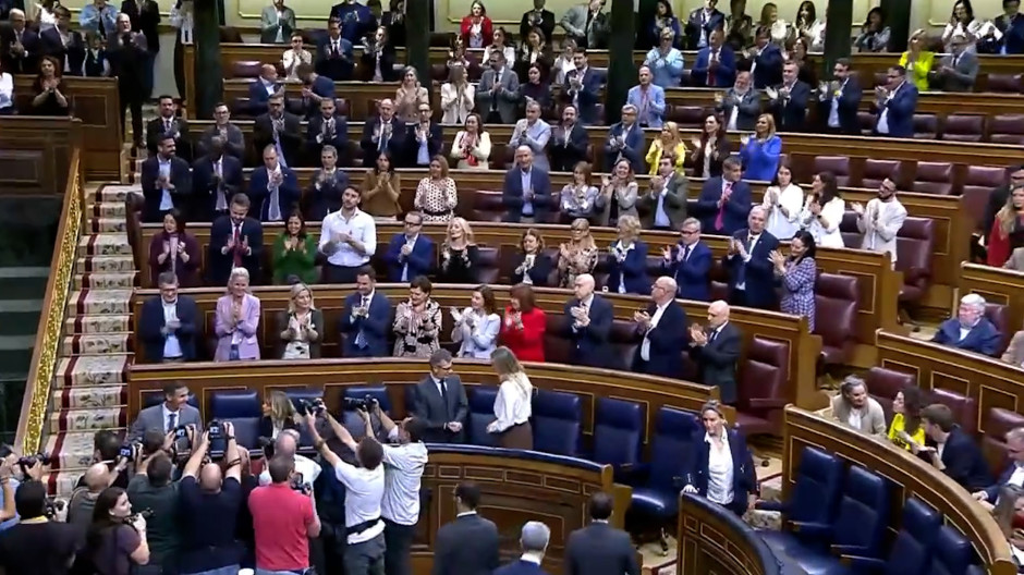 La forzada ovación del PSOE a Sánchez al entrar en el hemiciclo