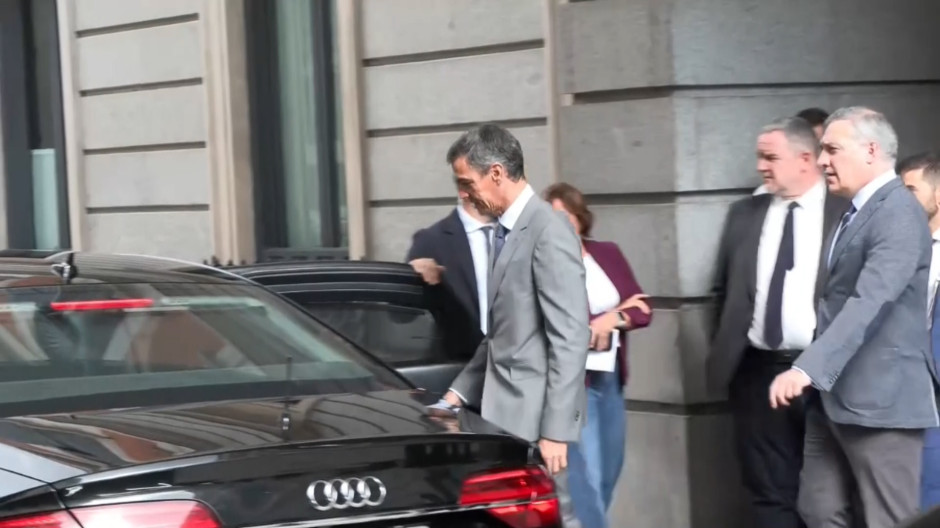 El presidente del Gobierno, Pedro Sánchez, abandonando el Congreso de los Diputados