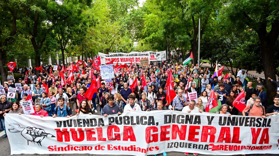 Varias personas durante la manifestación para exigir una reducción del precio de los alquileres de la vivienda, a 3 de octubre de 2026, en Madrid