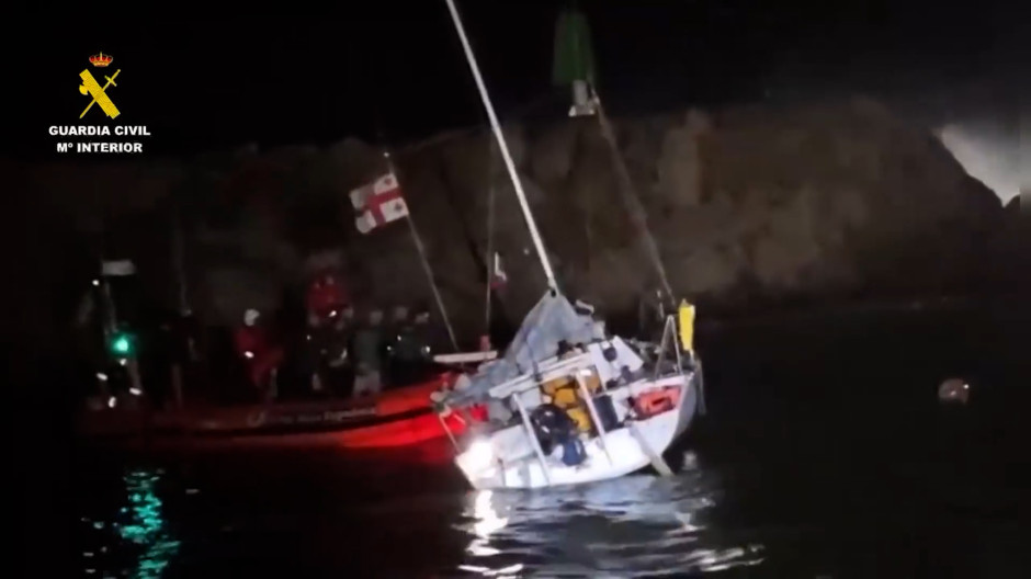 La Guardia Civil rescata un velero a la deriva y salva a sus cuatro ocupantes en El Perelló