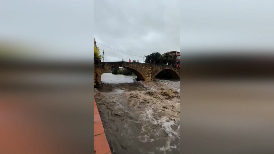El río Daró baja teñido de negro al arrastrar las cenizas del incendio de Las Gavarras