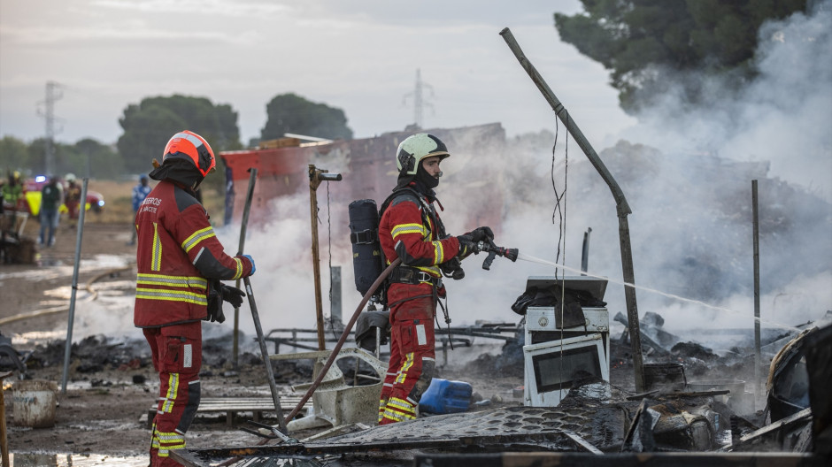 Un herido grave con múltiples quemaduras tras declararse un incendio en un asentamiento en Albacete