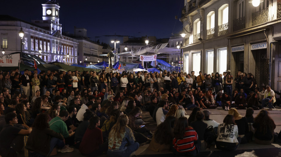 Homenajes a Maricarmen por los acampados en la Puerta del Sol