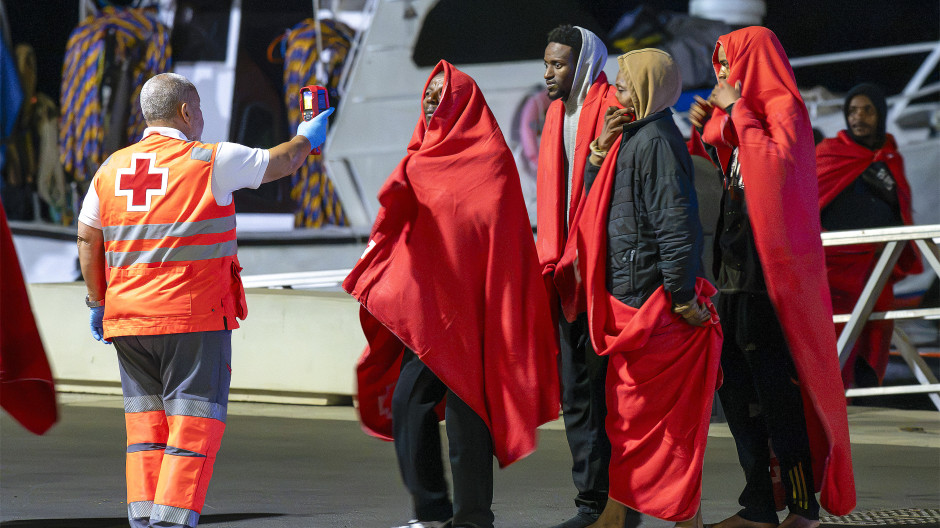 Un centenar de inmigrantes llegan a la costa de Lanzarote