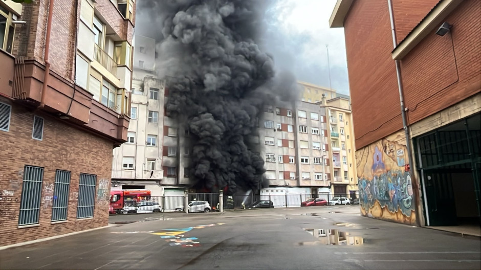 Tremendo incendio al arder un coche eléctrico dentro de un garaje en Santander