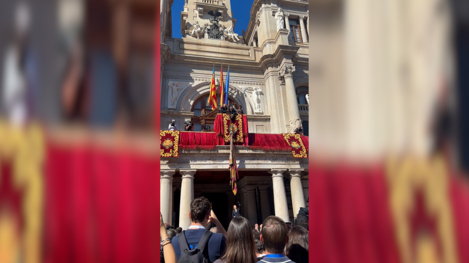 Así ha descendido la Real Señera valenciana, la bandera que no se inclina ante nada ni ante nadie