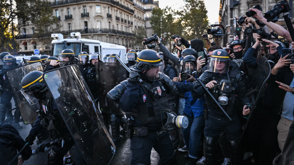 La polémica 'arma' antidisturbios que Francia ha tenido que sacar por los disturbios estudiantiles