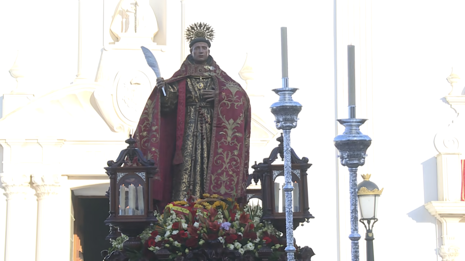 San Daniel procesiona de la mano de cientos de ceutíes