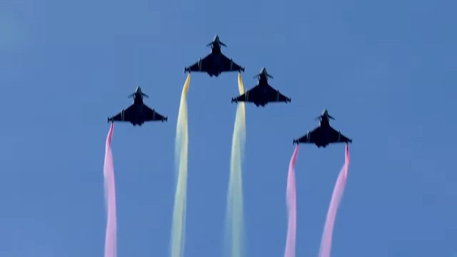 Los Eurofighters pintan el cielo de Madrid con la bandera de España por el Día de la Hispanidad