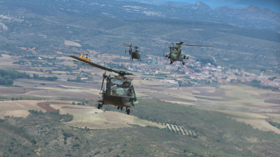 Dos Airbus H135, un NH90 y un Cougar del Ejército de Tierra (FAMET), volando en formación
