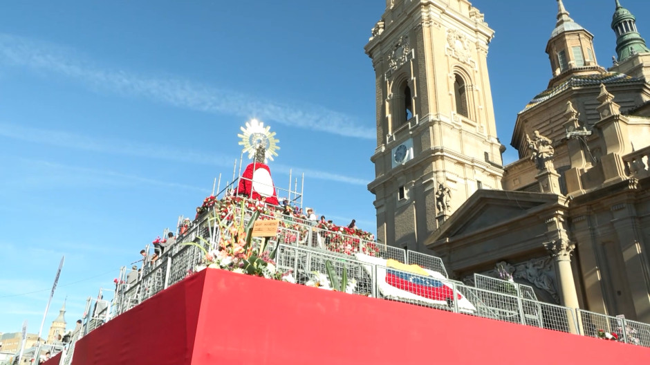 Zaragoza celebra su día grande con una multitudinaria Ofrenda de Flores a la Virgen del Pilar