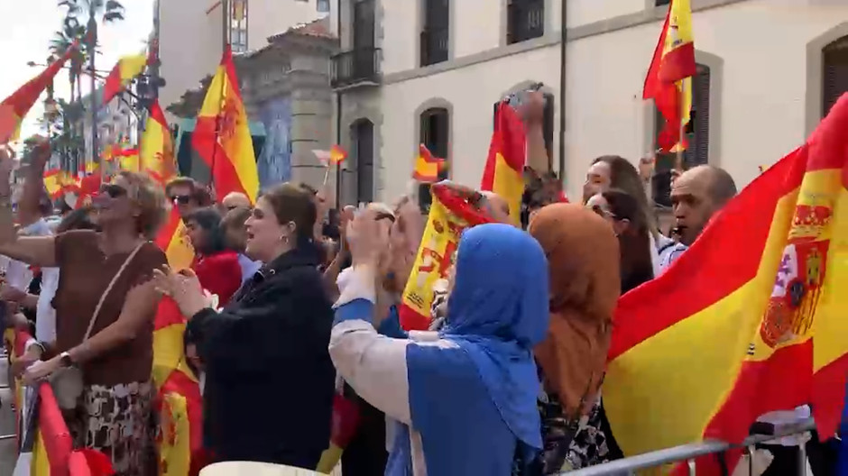 Decenas de ceutíes esperan al Rey Felipe VI