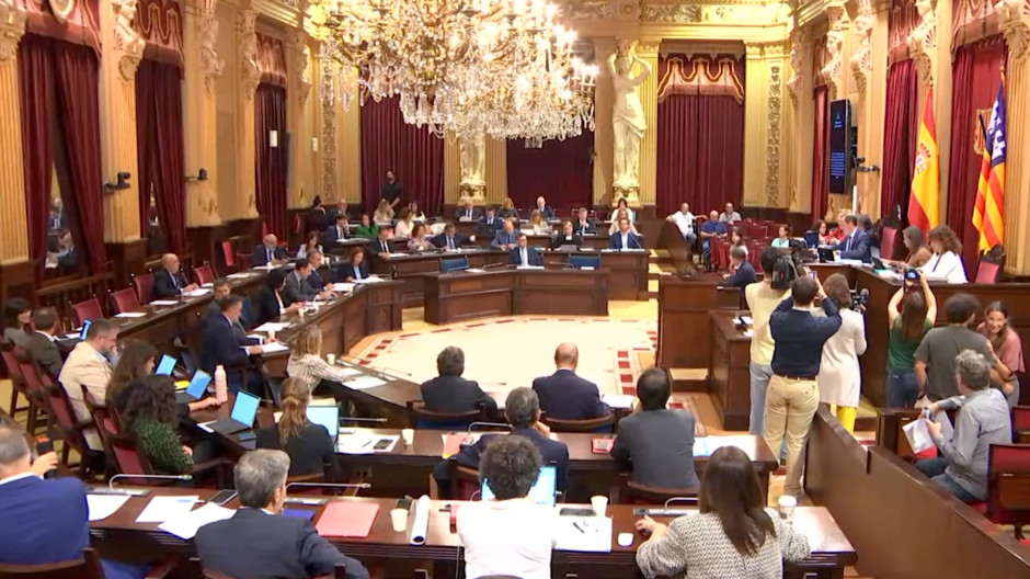 El PSOE pide un minuto de silencio por Maricarmen y Vox y PP lo tumban: «Hay muchas Maricarmen»