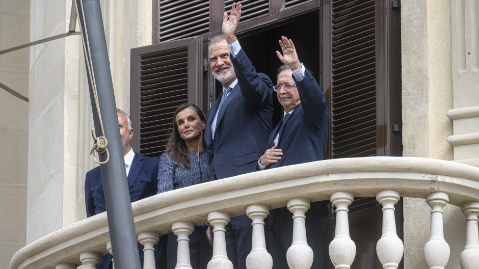 Los Reyes Felipe VI y Letizia  y el presidente de Ceuta, Juan Jesús Vivas saludan desde el balcón durante una visita al Ayuntamiento de Ceuta