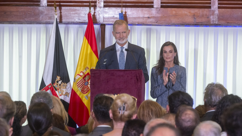 EuropaPress_7843154_reyes_felipe_vi_letizia_encuentro_representacion_sociedad_ceuti_parador