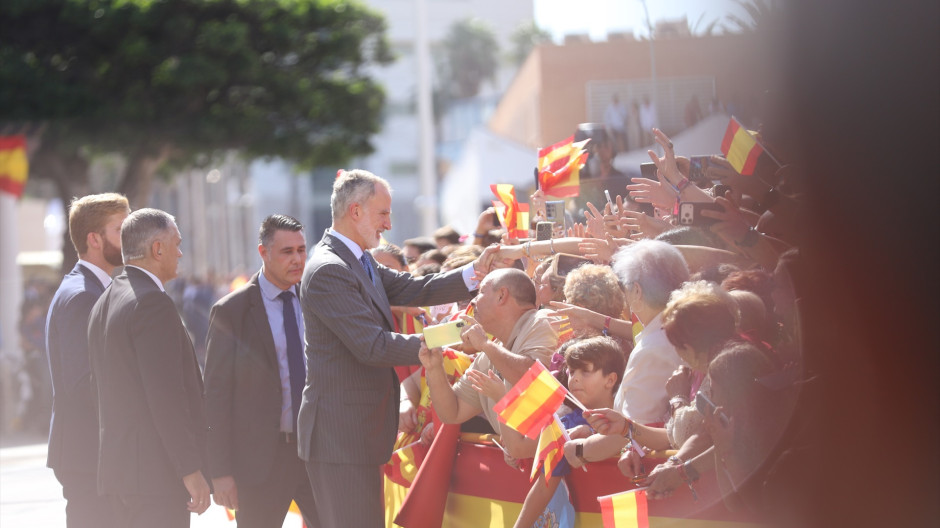 El Rey Felipe VI saluda a vecinos melillenses en la Plaza de España