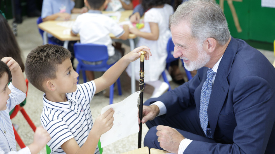 El Rey Felipe VI durante su visita al colegio en Ceuta