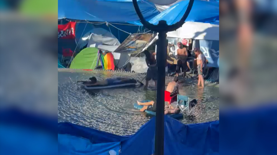Los acampados de la Puerta del Sol convierten la fuente de la plaza en su piscina