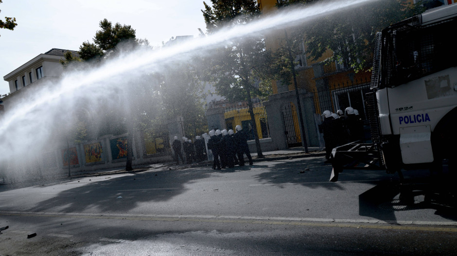 Enfrentamientos entre manifestantes y policías en Tirana, Albania