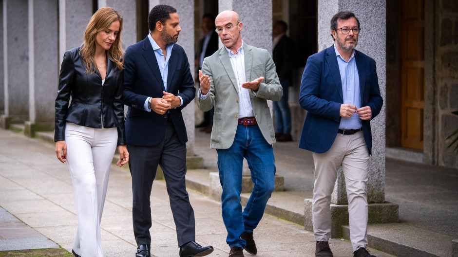 El secretario general de Vox, Ignacio Garriga, junto al portavoz nacional del partido, José Antonio Fúster; la portavoz de Vox en la Asamblea de Madrid, Isabel Pérez Moñino, y el eurodiputado Jorge Buxadé, en El Escorial.