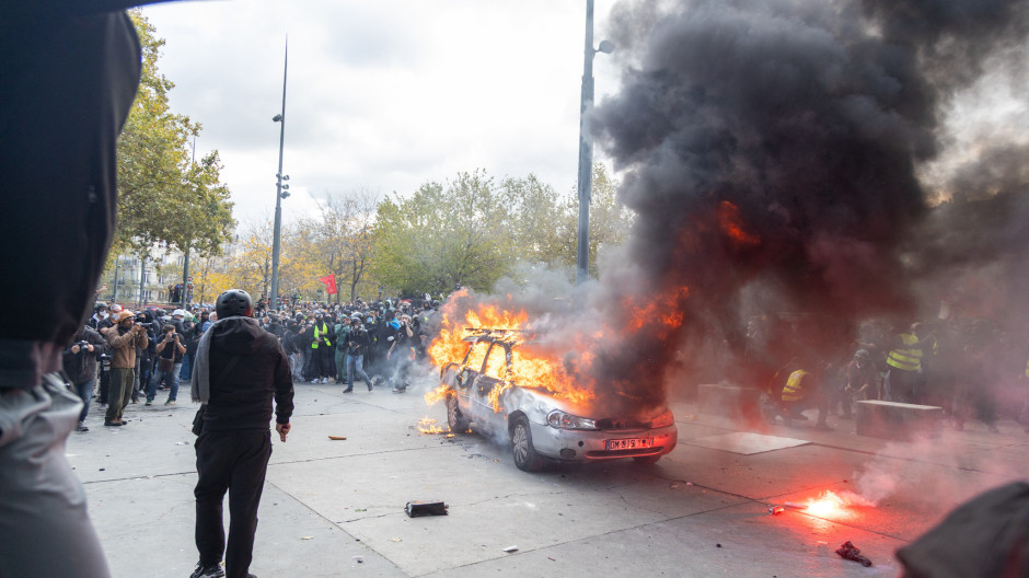Enfrentamientos entre manifestantes y policía durante las protestas de París