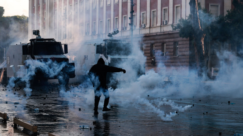 Enfrentamientos entre manifestantes y policías en Tirana, Albania