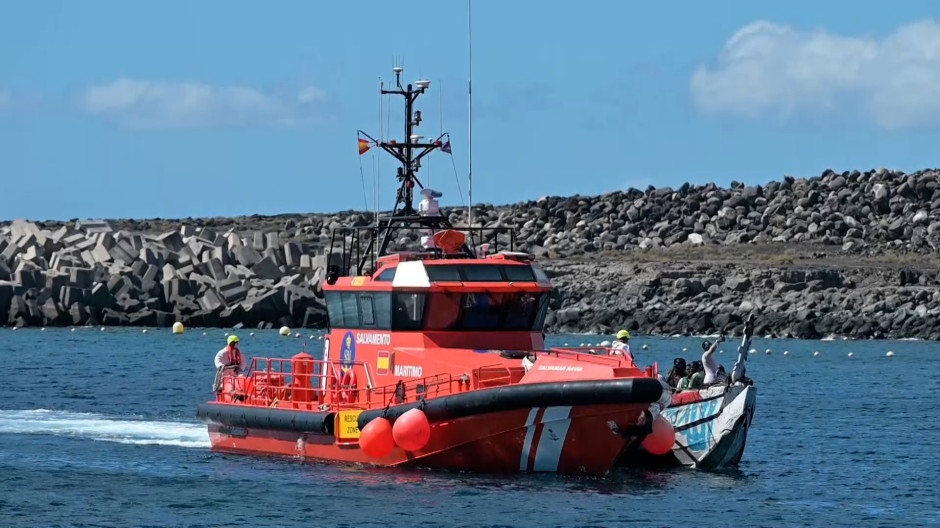 Desembarcan en El Hierro a 177 personas de un segundo cayuco detectado al sur de la isla