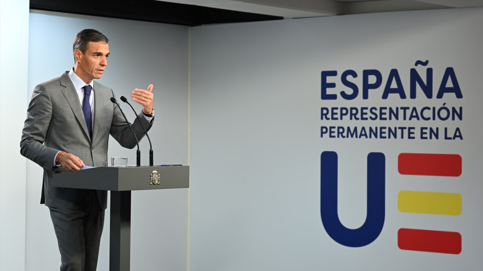 Sánchez firma el proyecto del Estatuto del Estudiantado Universitario