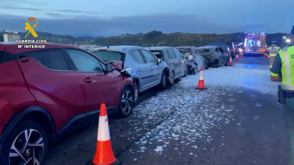 Un choque de 12 vehículos obliga a cortar la A-8 en el viaducto de Somonte