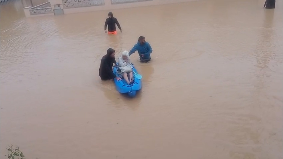Así han rescatado en canoa a una anciana atrapada por el agua en Oliva tras la dana Adam
