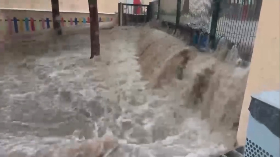 Una espectacular tromba de agua inunda el patio del colegio Ágora Portals en Mallorca