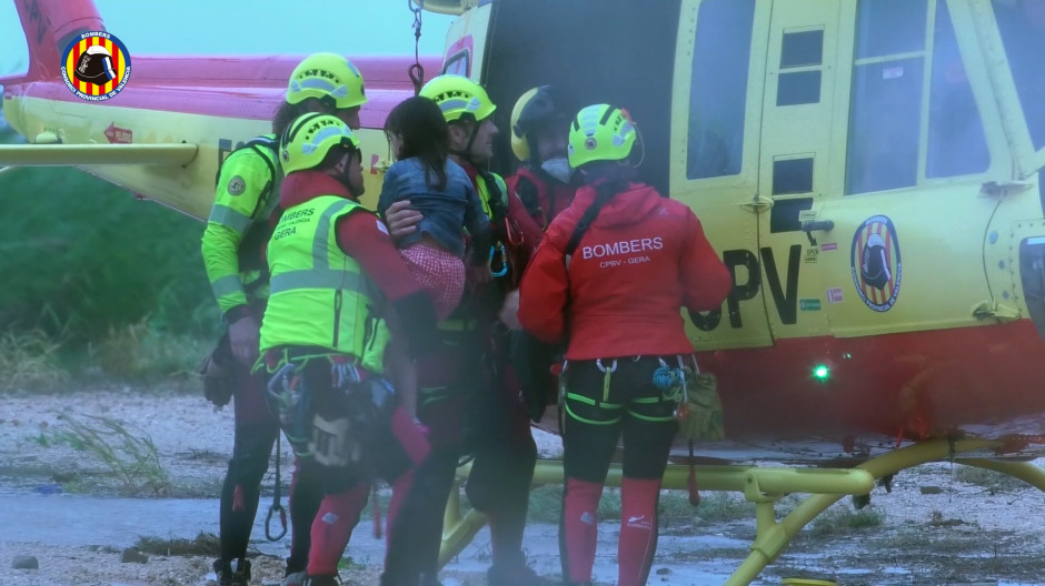 Las imágenes de los rescates de los bomberos tras la DANA en Oliva