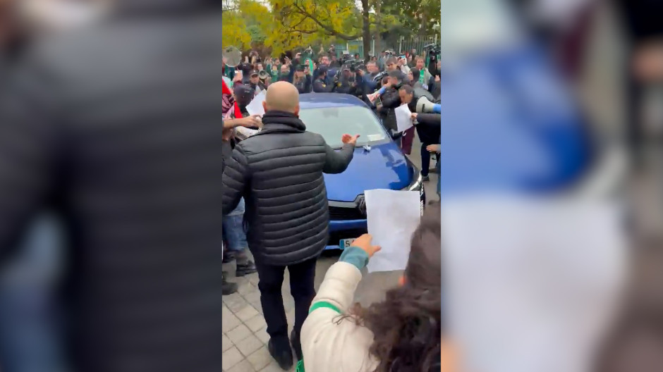 Así ha sido el escrache de los huelguistas de educación al coche oficial de un director de Ayuso