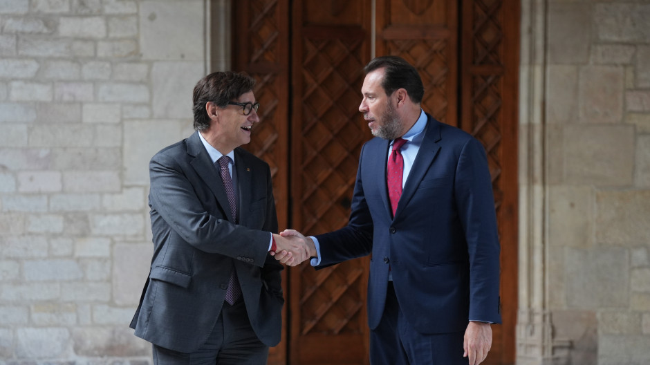 El presidente de la Generalitat de Catalunya, Salvador Illa (i), y el ministro de Transportes y Movilidad Sostenible, Óscar Puente (d), durante una reunión en el Palau de la Generalitat,