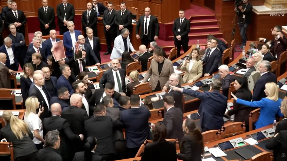 La violencia de las protestas de Albania se traslada al Parlamento: diputados a golpes y empujones