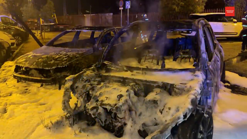 Un incendio en Leganés calzina cinco coches en un aparcamiento de madrugada