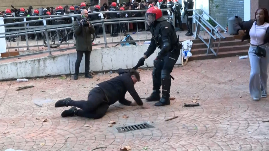 Enfrentamientos violentos entre la Ertzaintza y manifestantes durante un desahucio en Vitoria