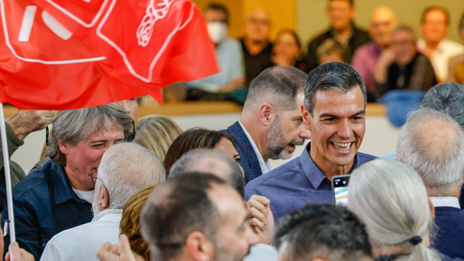 Pedro Sánchez interviene en un acto del PSOE en Granada