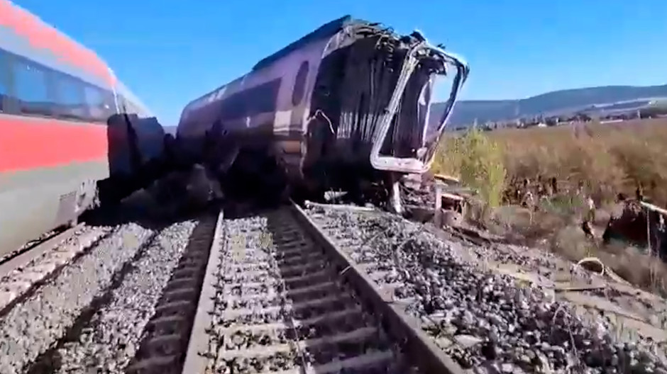 Las impactantes imágenes de los dos trenes siniestrados: vías destrozadas y restos del fuselaje