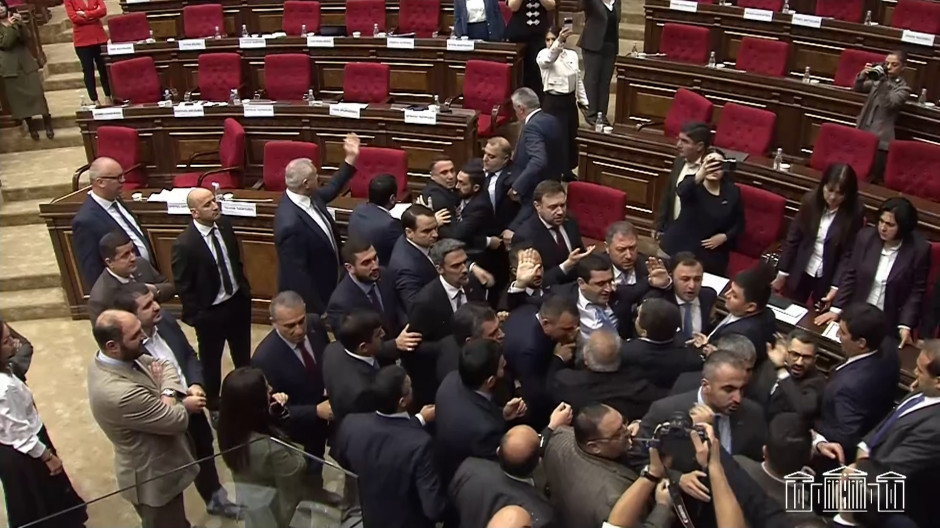 Imagen de la pelea en el Congreso de Armenia