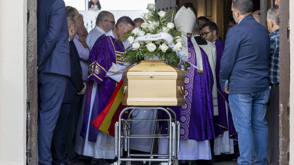Vista de un momento del funeral de la exministra Fátima Báñez, este viernes en la Iglesia San Juan Bautista de San Juan del Puerto