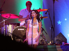 cultura/20260730/jueza-ordena-padre-amy-winehouse-pagar-millon-euros-dos-amigas-cantante_445315