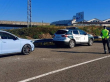 espana/galicia/20260716/conductora-salta-control-guardia-civil-huye-detenida-caer-desde-paso-elevado-santiago_440166