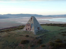 espana/castilla-y-leon/20260729/castilla-leon-defiende-piramide-italianos-sea-bic-psoe-estalla-monumento-fascista_444805