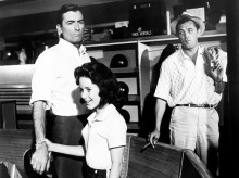 cine-tv-series/20261011/grandioso-personaje-robert-mitchum-niro-intento-mejorar-bardem-destrozo_465778