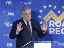 sociedad/20260924/viceprimer-ministro-italiano-dice-mujeres-son-mejores-madres-llevan-faldas-largas-hasta-iglesia-le-corrige_462487