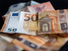 sociedad/20260831/vagabundo-encuentra-maletin-dinero-decide-lanzar-billetes-50-euros-gente_453700